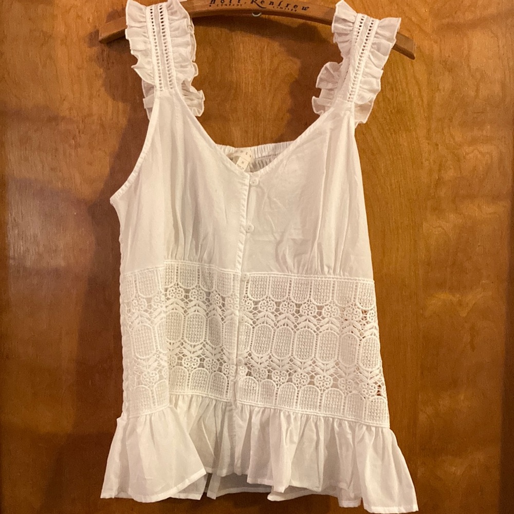 NWOT. Cutest little TOP!! So pretty . Never worn. Brand NEW! 🌟👌🏼